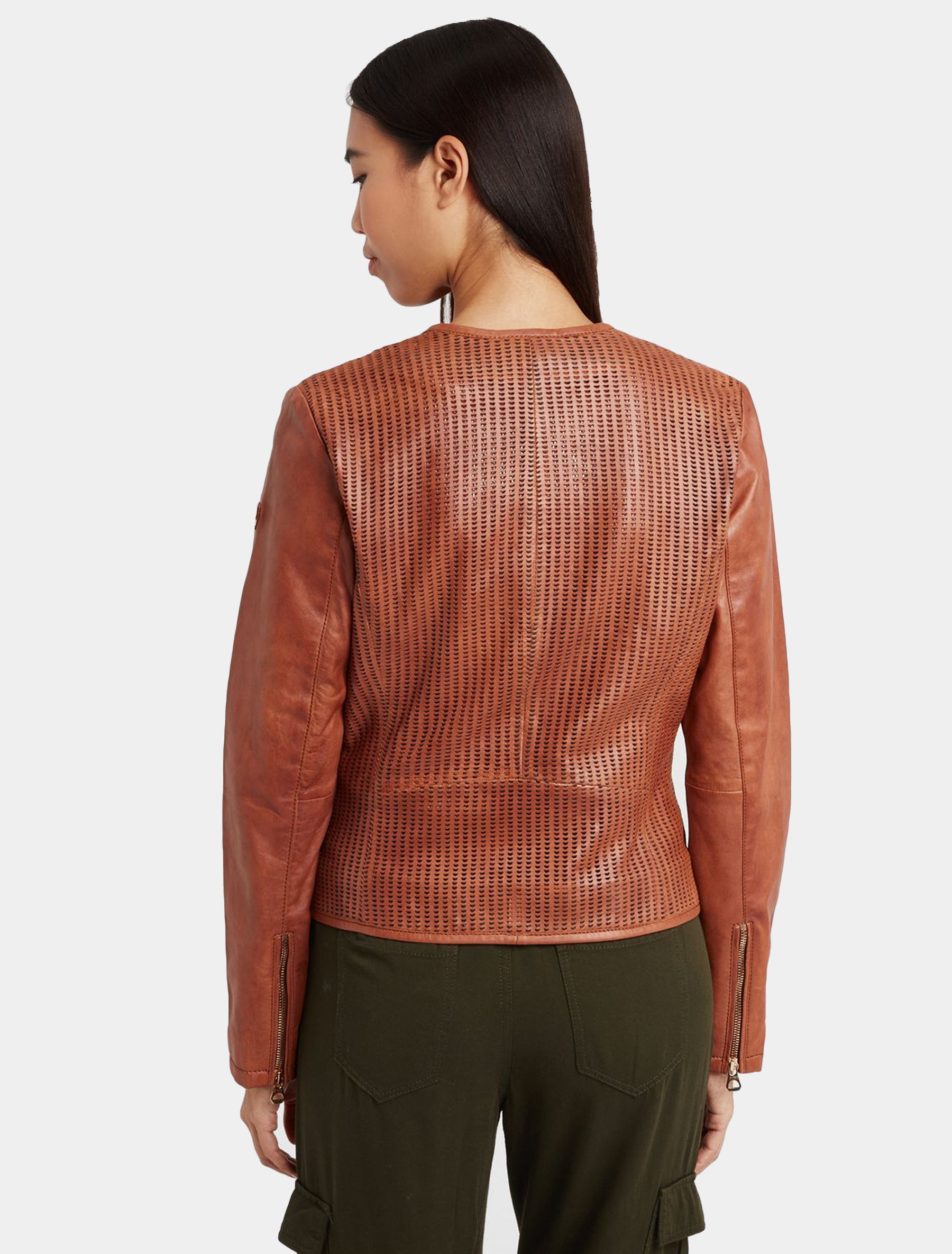 Damen kragenlose Kurzjacke aus perforiertem Leder - GGBlanka LNV in cognac