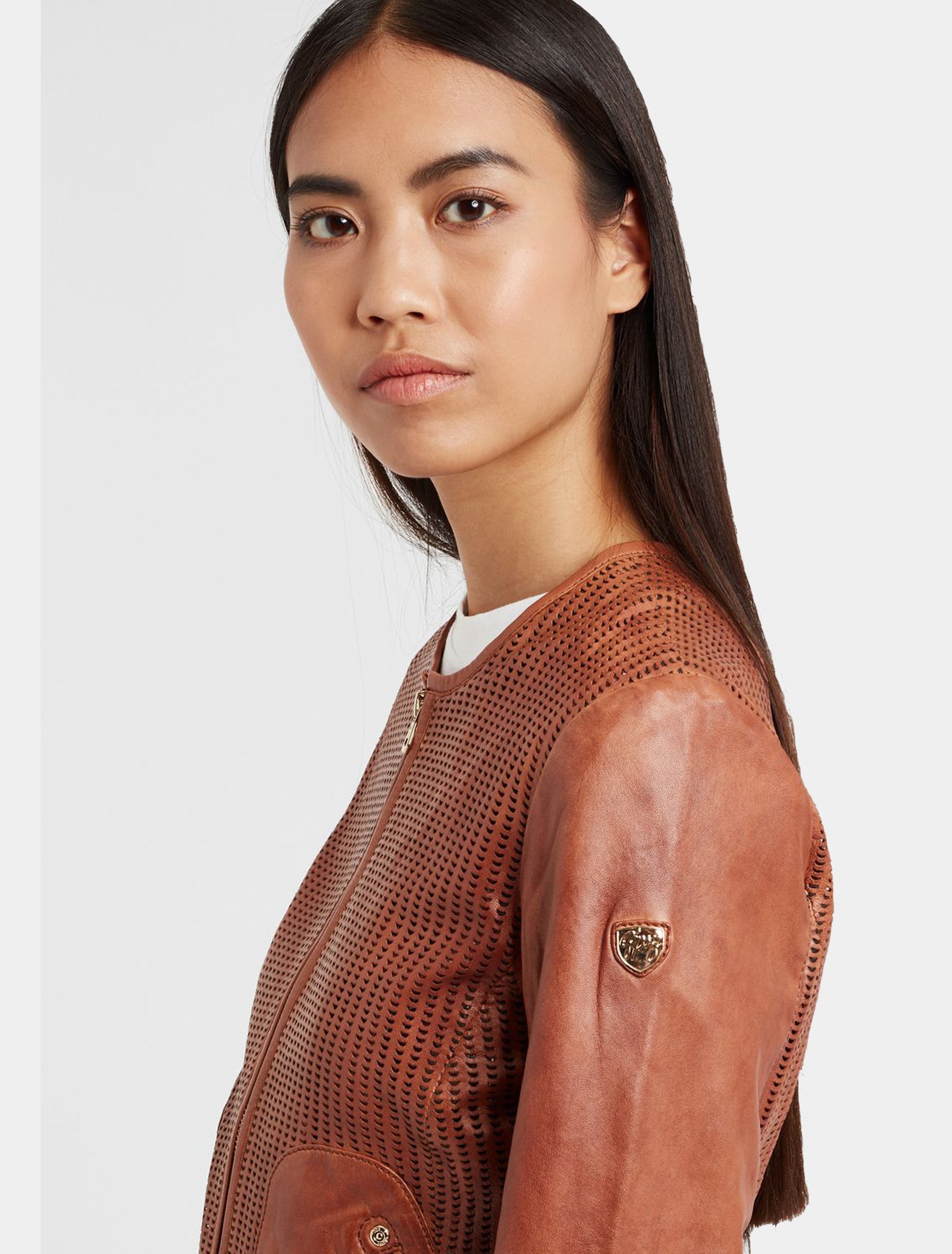 Damen kragenlose Kurzjacke aus perforiertem Leder - GGBlanka LNV in cognac