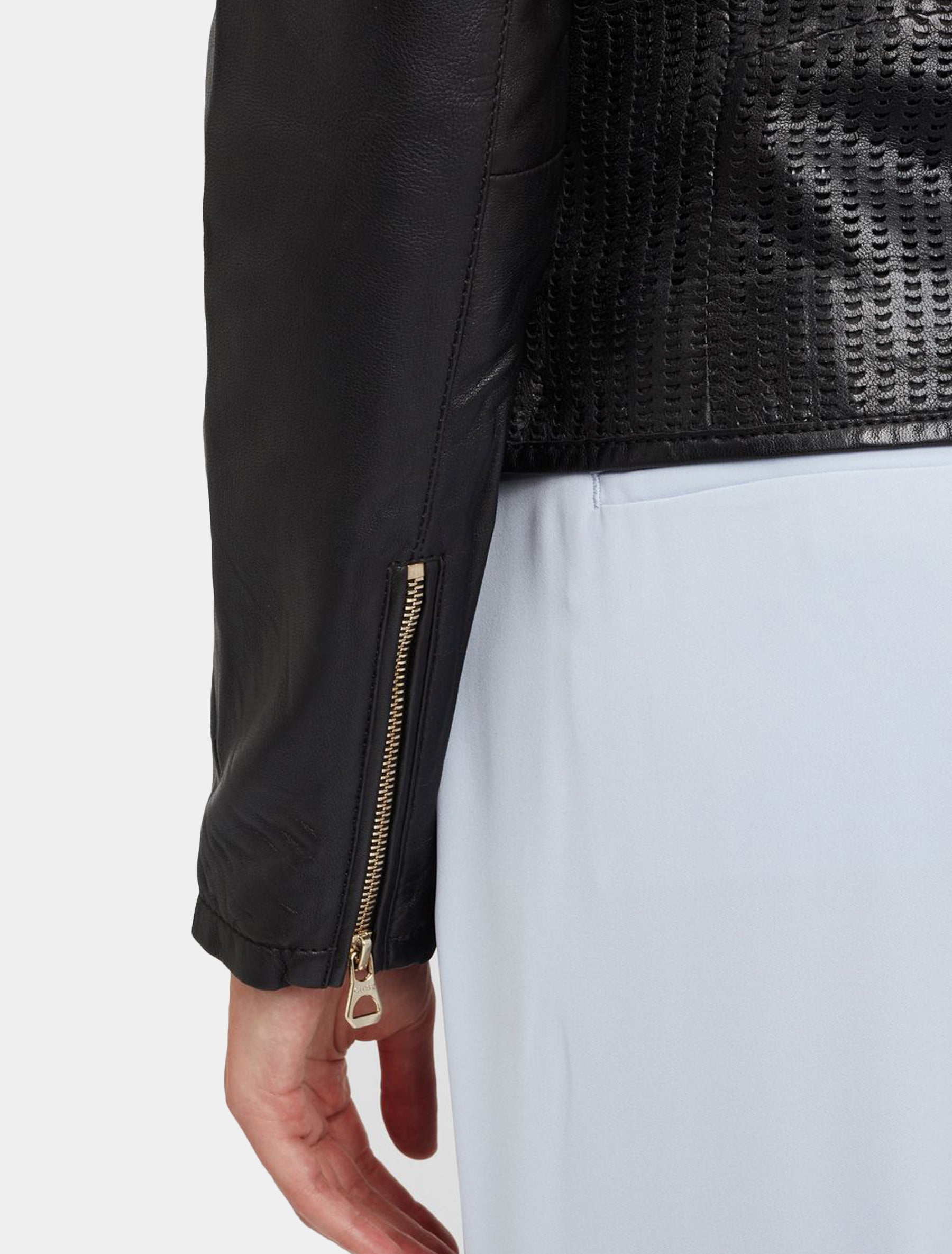 Damen kragenlose Kurzjacke aus perforiertem Leder - GGBlanka LNV in schwarz